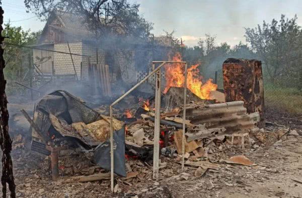 Херсонські рятувальники гасили палаючий дачний будинок