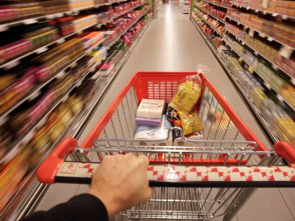 Цены будут сильнее снижаться на продуктовых рынках, чем в супермаркетах – эксперт