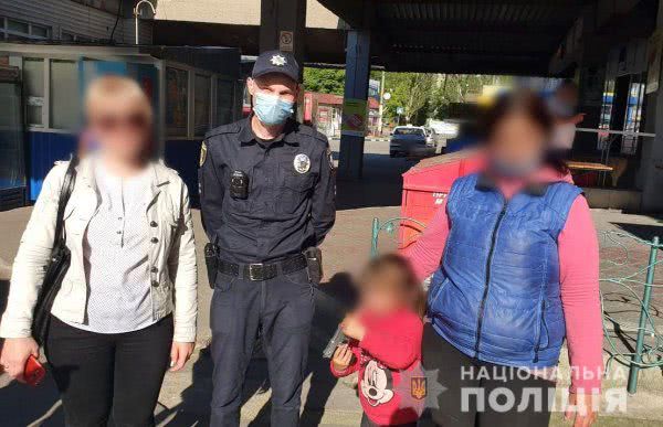 У Херсоні поліцейські та працівники соціальної служби допомогли жінці з дитиною, які жили на вулиці