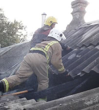 В Чаплинському районі ліквідовано пожежу даху житлового будинку