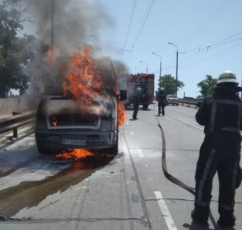 Херсонські рятувальники ліквідували пожежу автомобіля