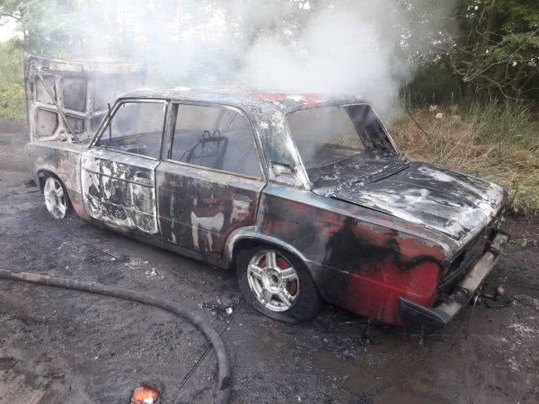 Новотроїцькі рятувальники гасили палаючий автомобіль