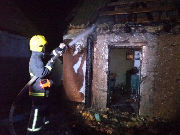 Каховські рятувальники ліквідували пожежу літньої кухні