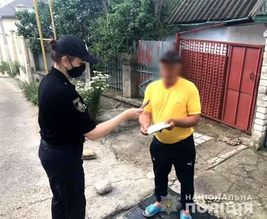 Дільничні офіцери поліції повернули херсонцю втрачене пенсійне посвідчення