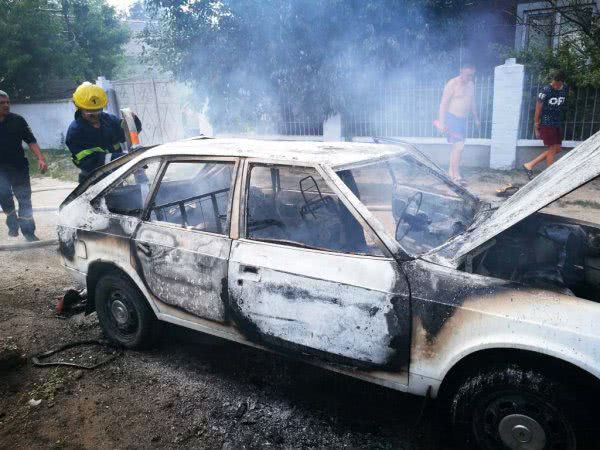 Бериславські рятувальники загасили палаючий автомобіль