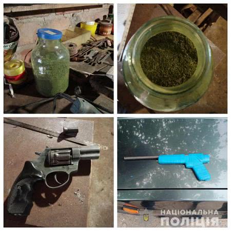 В Бериславському районі поліцейські вилучили у місцевого жителя пістолет і наркотики