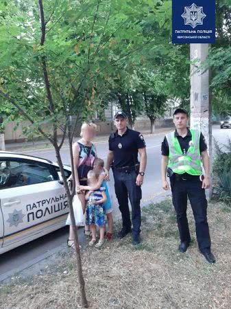 На набережній проспекту Ушакова перебувають дві маленькі дівчинки без батьків.