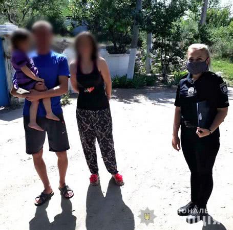 Поліцейські повернули батькам дворічну дитину, яка загубилася в місті Берислав