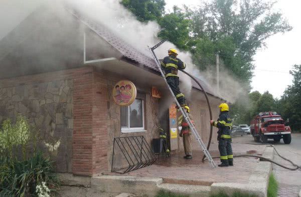 В Олешках горів дах магазину