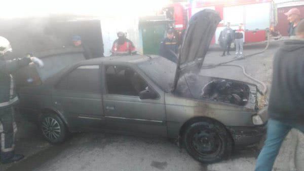 Херсонські рятувальники ліквідували пожежу легкового автомобілю