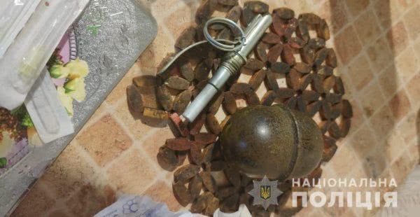 Каховські поліцейські виявили у квартирі місцевого мешканця гранату РГД