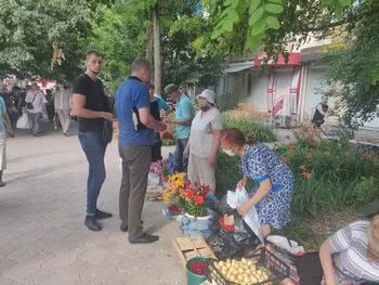 Міська влада сьогодні розганяла бабусь з квітами та черешнею