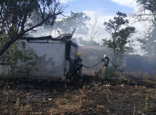 В Іванівському районі вогонь із сухостою перекинувся на покинуту будівлю