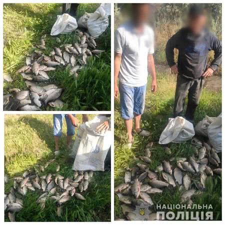 На березі Каховського водосховища дільничні поліцейські виявили браконьєрів з незаконним уловом карасів