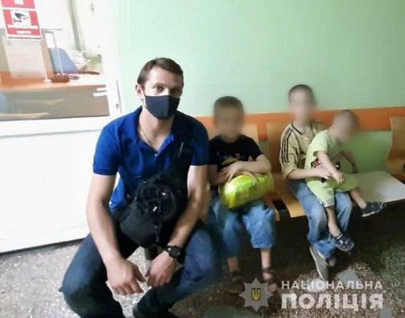 У Херсоні мати покинула на добу трьох маленьких дітей