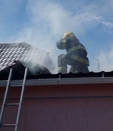 Олешківські рятувальники ліквідували пожежу в будинку, в якому загорілась покрівля