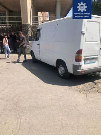 На водія, що викидав сміття з авто, склали штраф