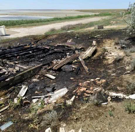 У Генічеську вогонь із сухої трави перекинувся на покинуту споруду