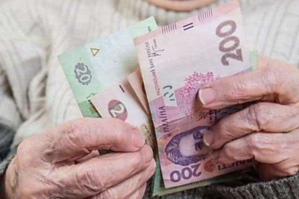 В Україні почнуть скасовувати та забирати пенсії: кому не пощастить