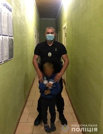Поліцейські за 15 хвилин розшукали малюка, який загубився на набережній села Залізний Порт