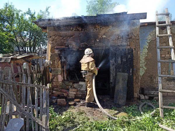 У Білозерському районі рятувальники ліквідували пожежу в господарчій споруді