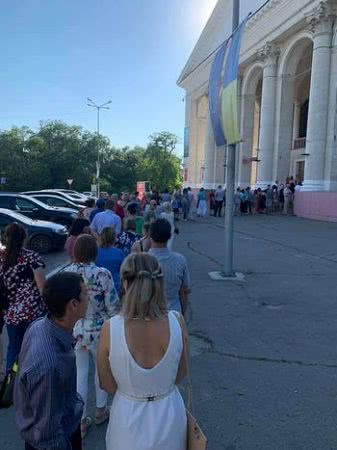 Херсонцы занимали очередь в драмтеатр