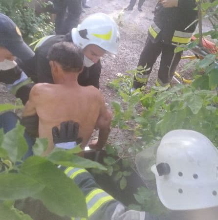 У Херсоні рятувальники вилучили чоловіка з ємності на території покинутої АЗС