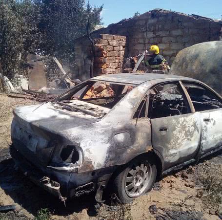 Рятувальники Чаплинського району гасили палаючий автомобіль та гараж