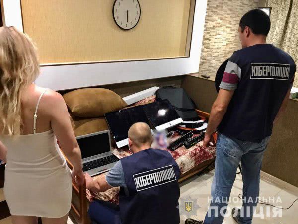У Херсоні правоохоронці припинили діяльність мережі порностудій