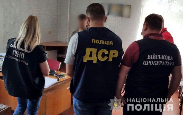На Херсонщині викрито заступника військового комісара районного військового комісаріату на хабарі у 15 тисяч гривень від призовника за ухилення від строкової служби