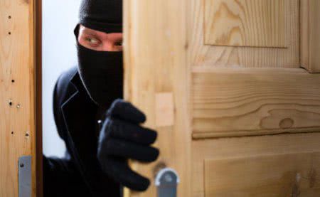Генічеські поліцейські розкрили грабіж та розбій, які вчинили троє чоловікіа