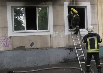 Рятувальник у Херсоні виніс двох дівчаток з задимленого під’їзду