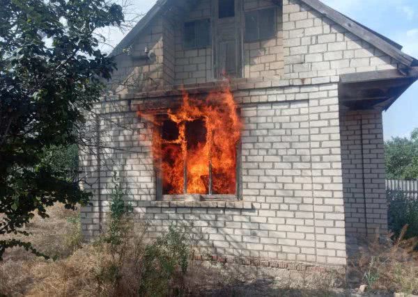 Херсонські рятувальники ліквідували пожежу в покинутому будинку