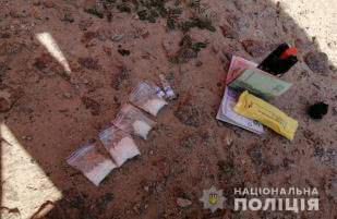 У Херсоні поліцейські затримали учасників злочинної групи за збут наркотиків та психотропних речовин засудженим