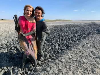 Ольга Сумская с мужем извозились в драгоценной грязи Сиваша
