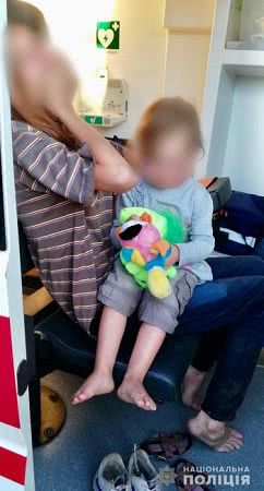 На Херсонщині дільничні поліцейські врятували жінку, котра намагалась покінчити життя самогубством
