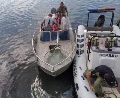 В Генічеському районі поліцейські на воді затримали човен з 200 кг креветки