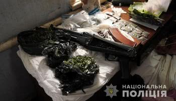 На Херсонщині поліцейські вилучили у мешканця обласного центру наркотики, автомат і боєприпаси