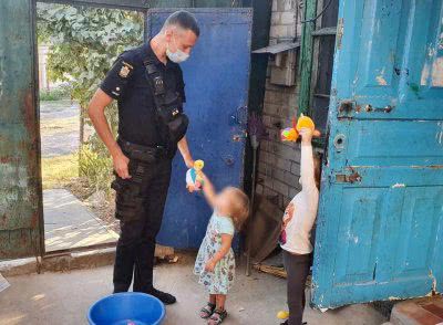 Поліцейські склали адмінпротоколи на жінку, яка покинула трьох своїх дітей на стареньку бабусю