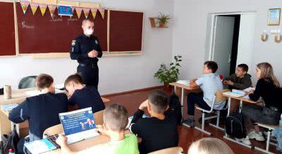 Ювенальні поліцейські проводять уроки з протидії шкільному цькуванню