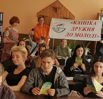 «Клініка, дружня до молоді» лікарні Карабелеша навчає молодь планувати сім’ю