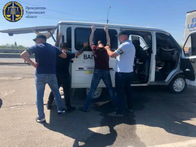 Хабар за пропуск габаритного транспорту: у Херсоні викрито посадовця Чорноморського управління Укртрансбезпеки