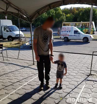В Херсоні поліцейські повернули матері загубленого 2-річного сина