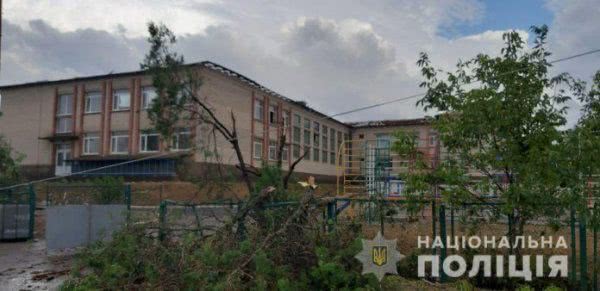 В Херсонской области полицейские помогают преодолевать последствия бури