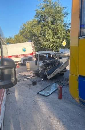 На Херсонщині поліція розслідує зіткнення легкового автомобіля з рейсовим автобусом
