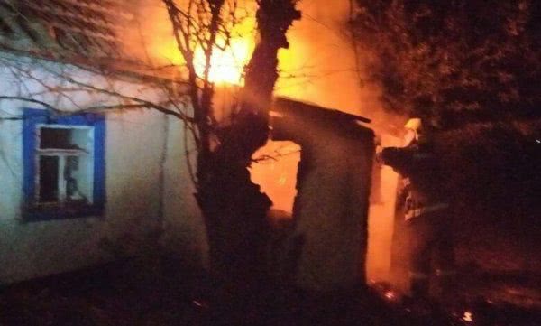 На Херсонщині сусіди врятували літню жінку з пожежі
