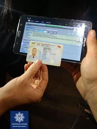 В Херсоні патрульні зупинили водія з судовою історією і чужим посвідченням