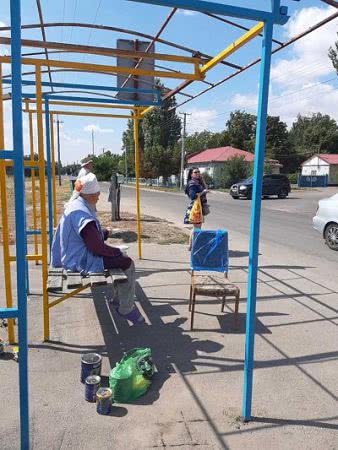 Херсонці власноруч відремонтували автобусну зупинку