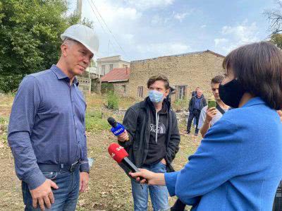 В центрі міста нарешті почали розбирати небезпечну споруду