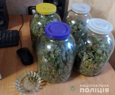Поліцейські викрили подружжя за підозрою у збуті марихуани